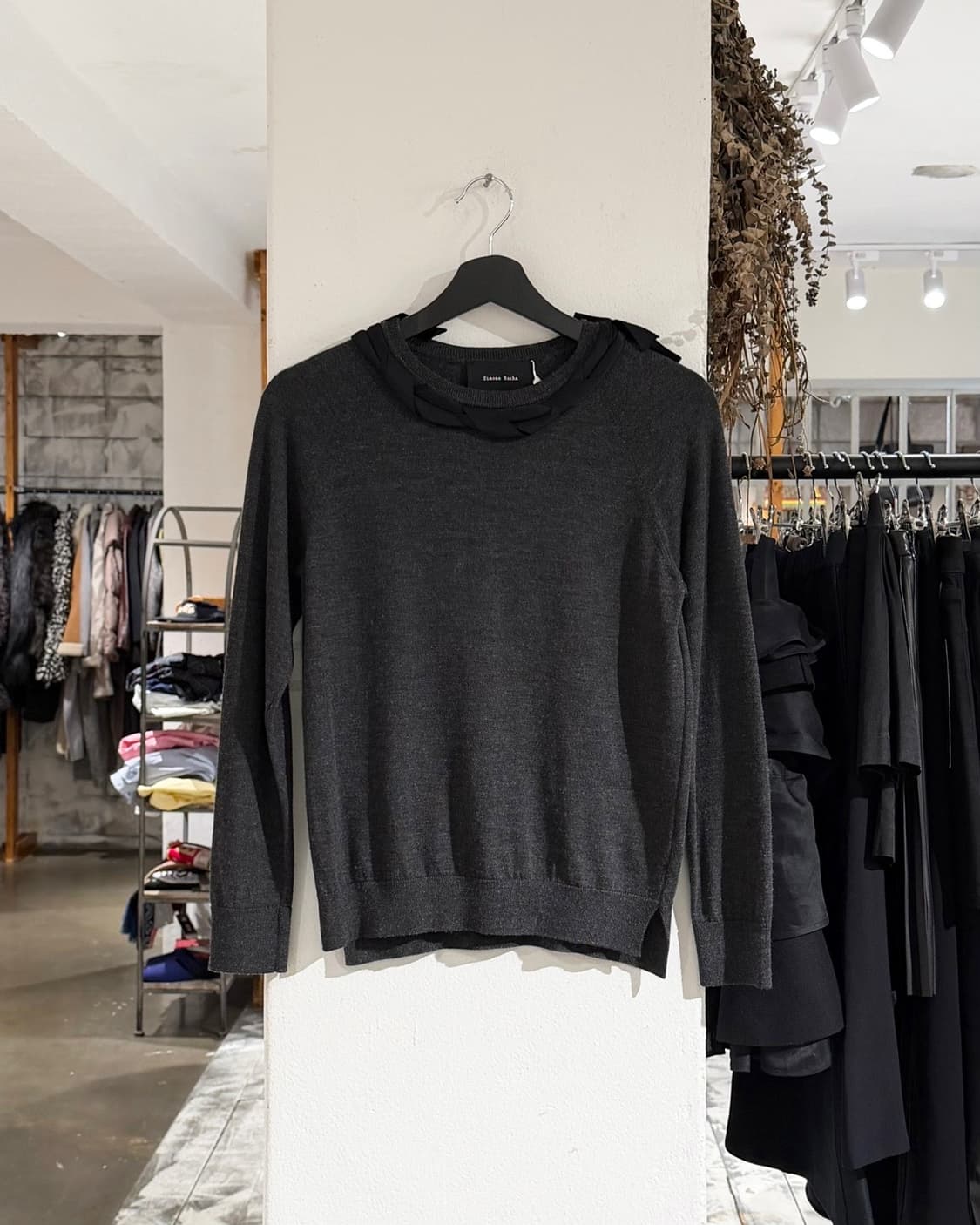 시몬 로샤 차콜 라운드 넥 리본 디테일 니트 상품이미지1