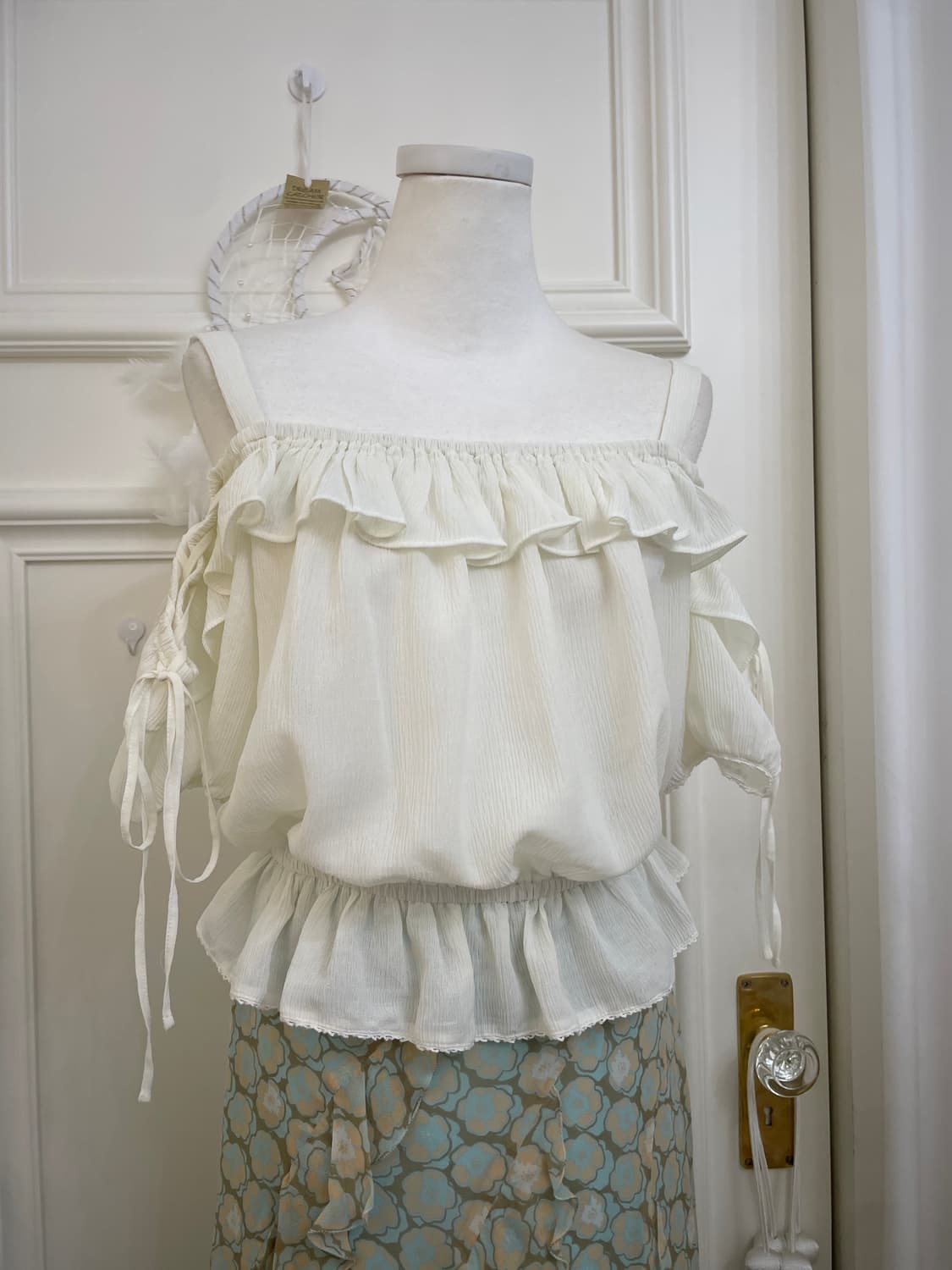 cream lace-up off shoulder ruffle blouse 상품이미지5