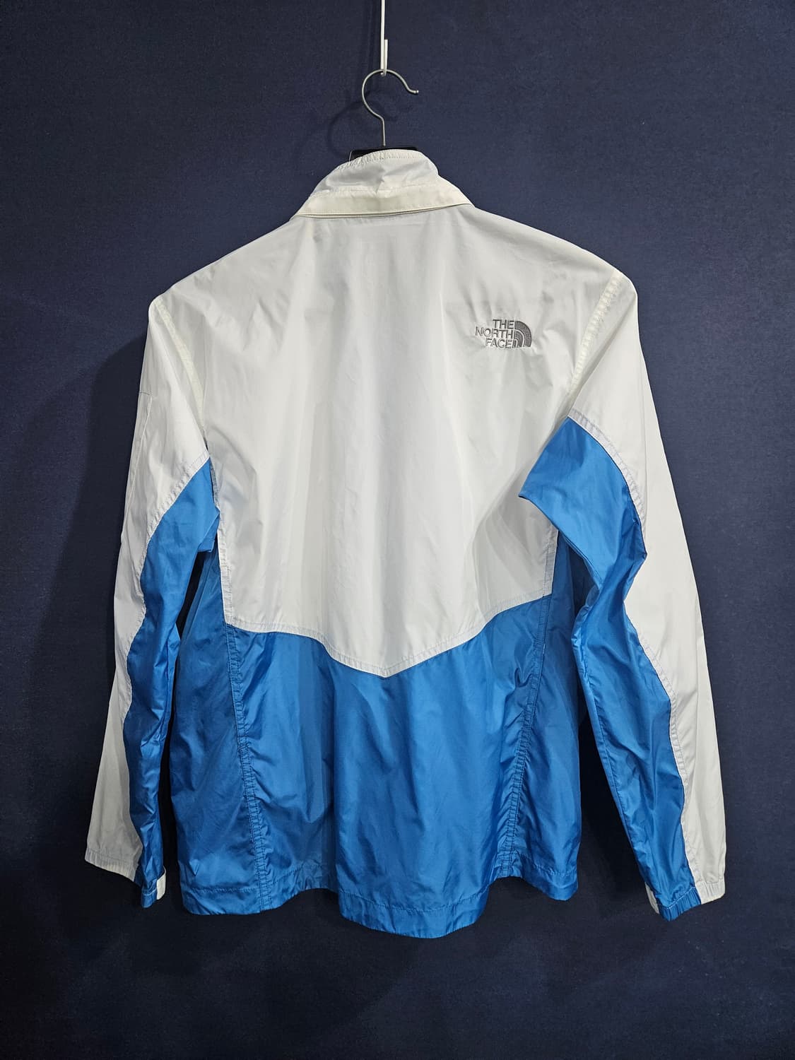 노스페이스 자수로고 화이트 투톤 남성 105 바람막이 자켓  상품이미지2