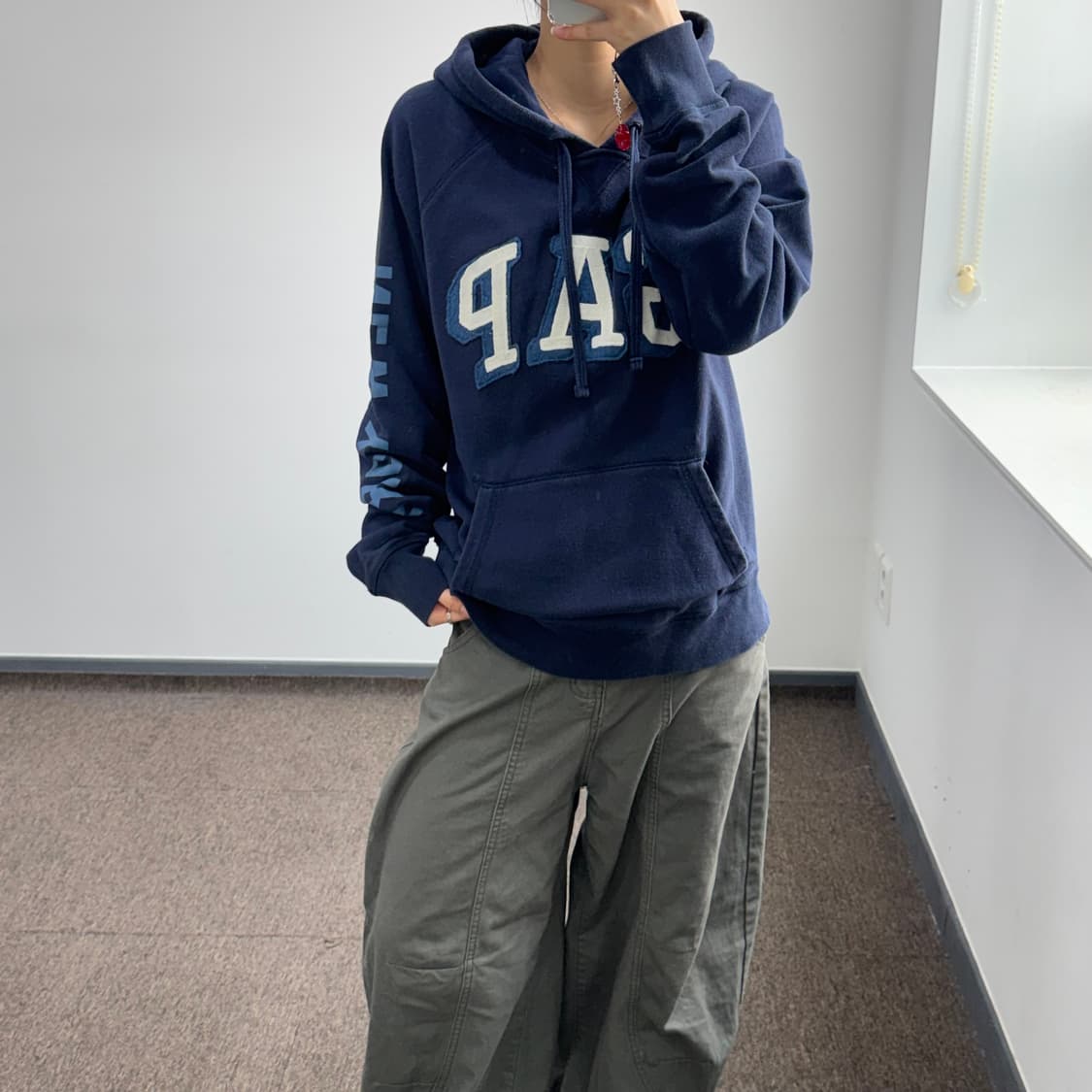 Gap 갭 아이보리 로고 사이드 포인트 네이비 후드티 상품이미지2