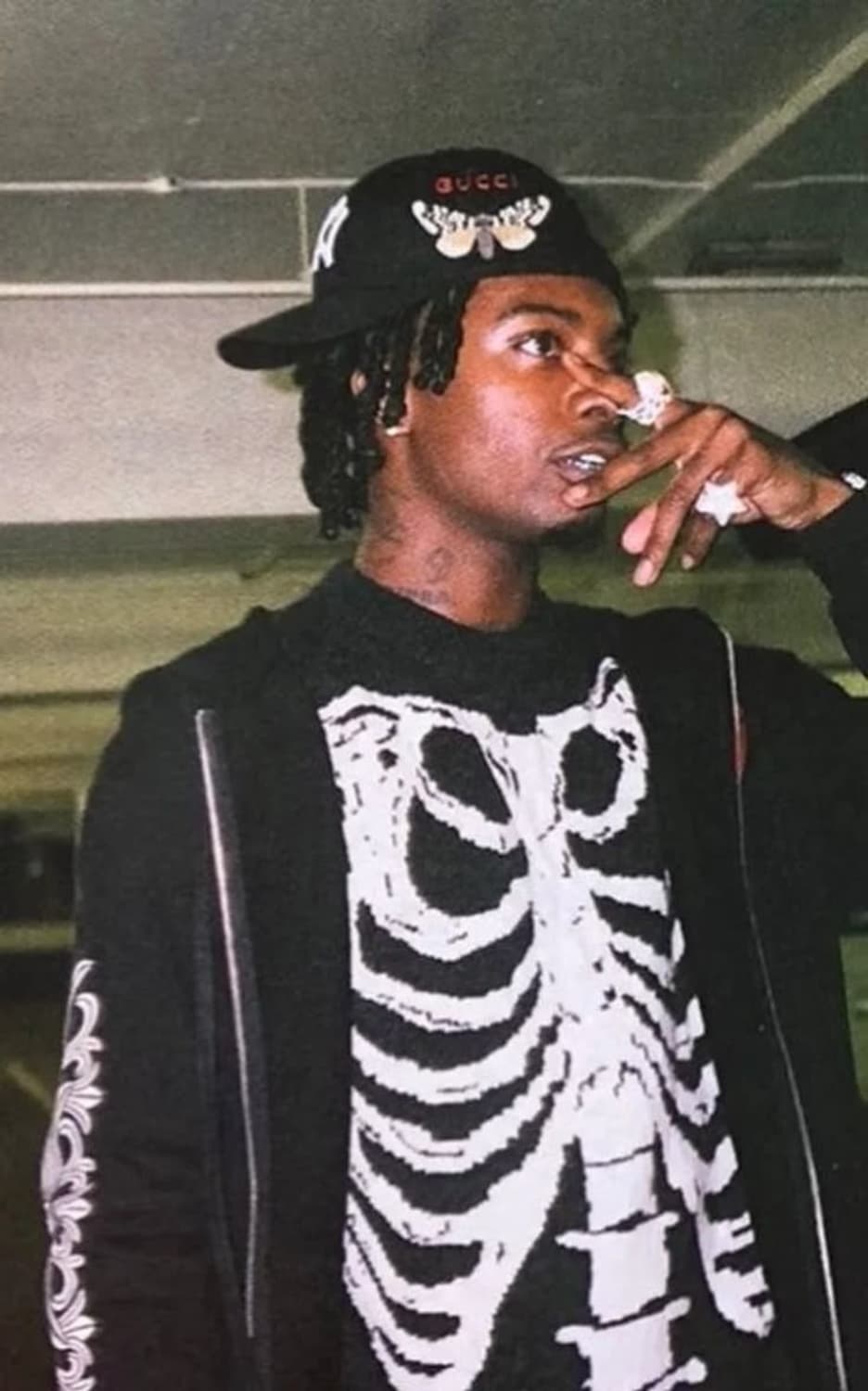 생로랑 18FW 스켈레톤 니트 스웨터 플레이보이 카티 착용 모델 상품이미지1