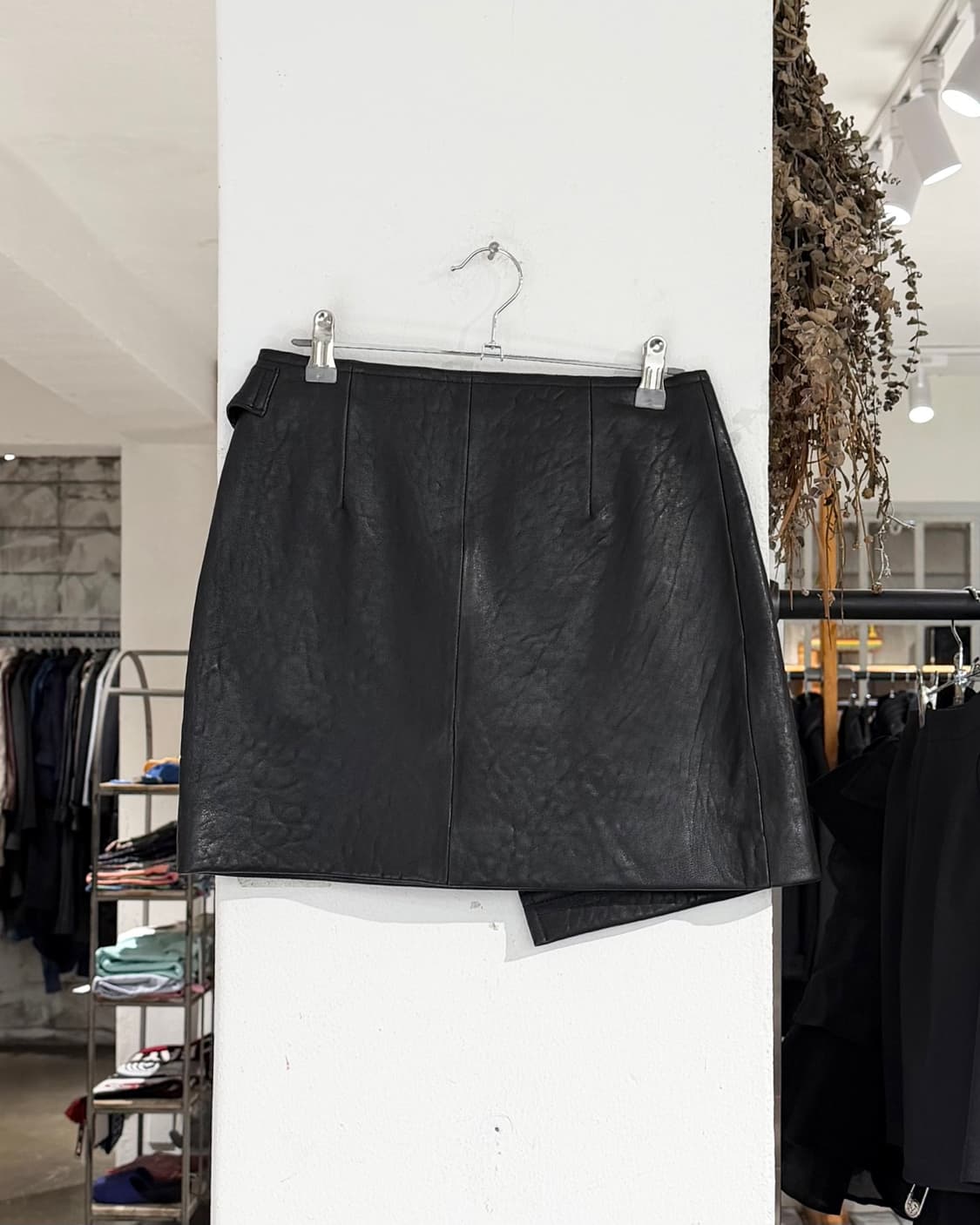 이자벨마랑 에뚜왈 블랙 램스킨 랩 프론트 바이커 미니 스커트 상품이미지4