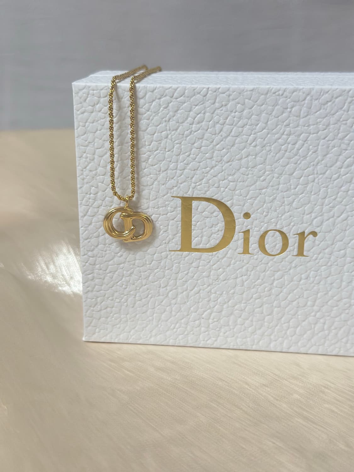 디올 CD 로고 골드 레드벨벳 예리 목걸이 상품이미지1