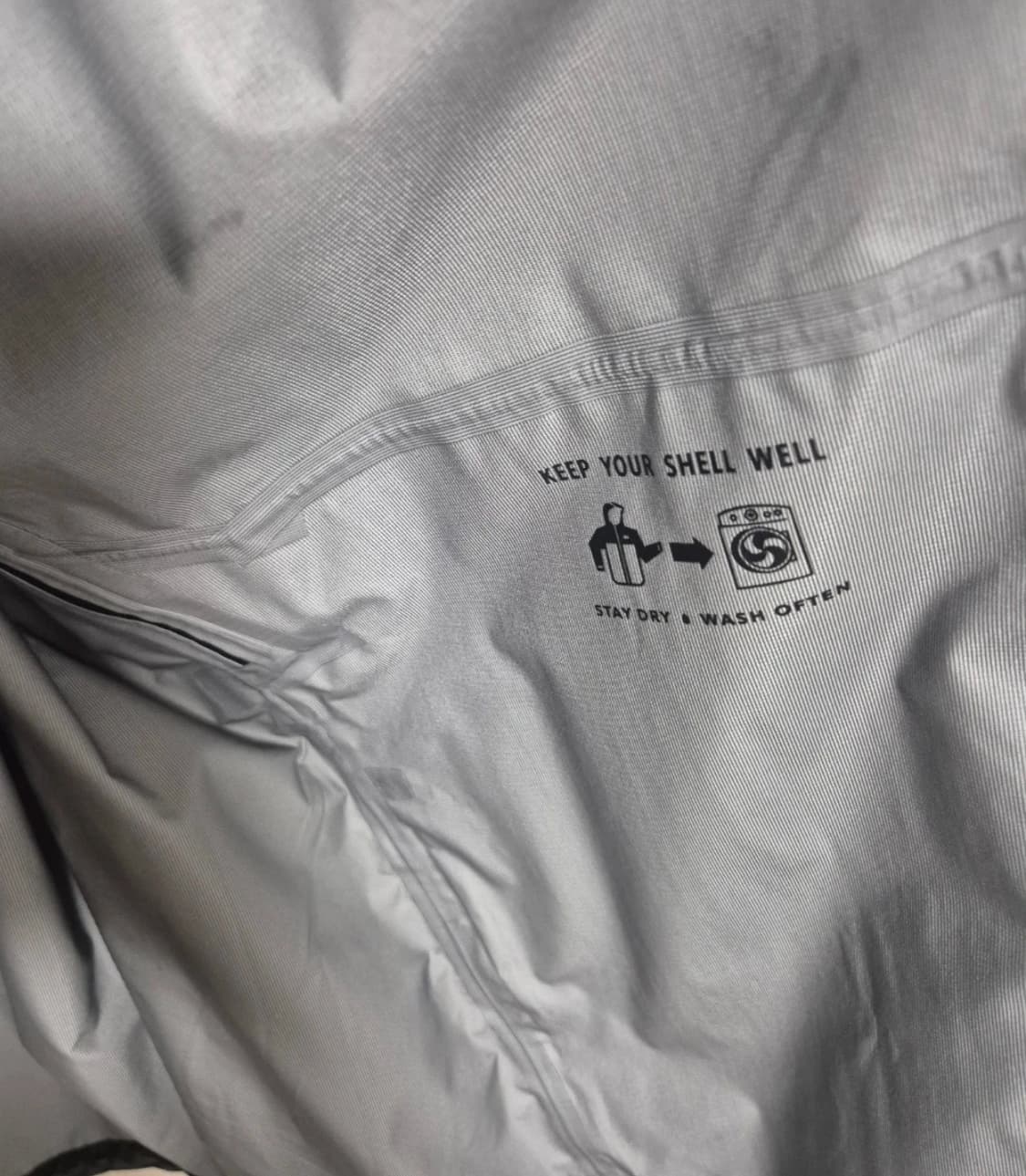 파타고니아 토렌쉘 블랙 색상 XL 사이즈입니다. 3회 착용하여 상태 좋습 상품이미지4