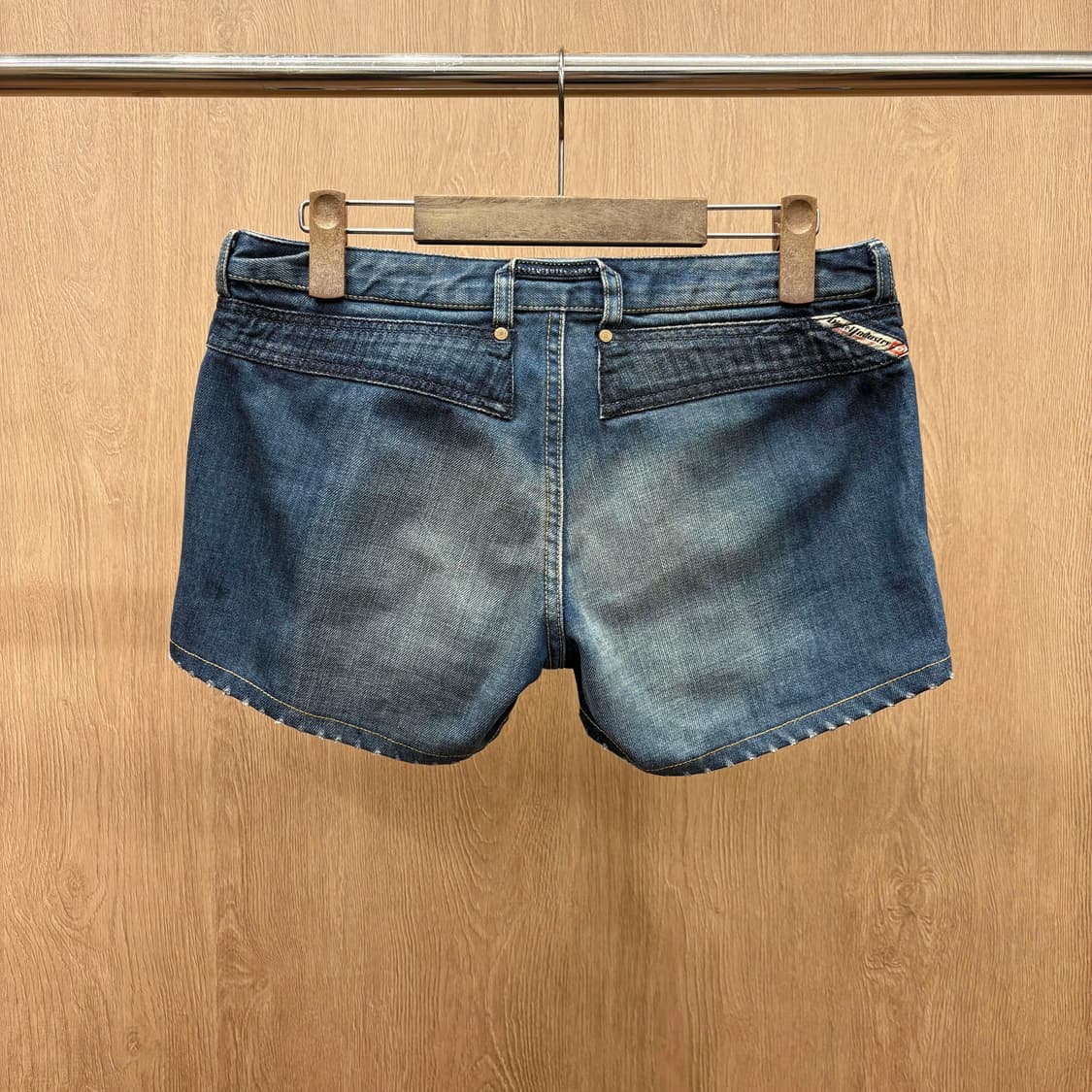 디젤 데님 숏 팬츠 워싱 사선 절개 라인 스티치 포켓 컷팅 디테일 중청 상품이미지3