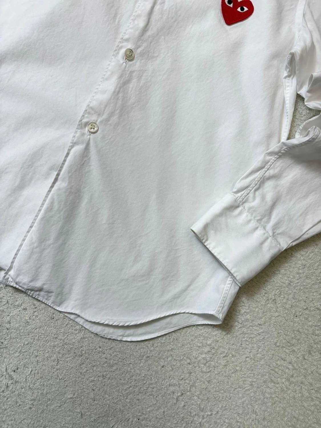 꼼데가르송 시그니처 하트 로고 솔리드 셔츠 PN6497 상품이미지4