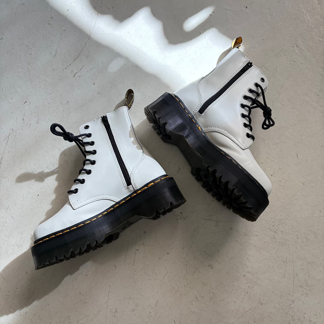 닥터마틴 제이든 폴리시드 스무스 8홀 부츠 상품이미지4