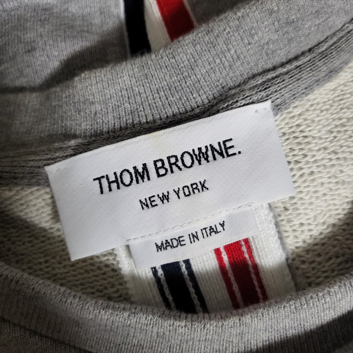 [새상품급]톰브라운 백삼선 맨투맨 4사이즈 그레이 상품이미지4