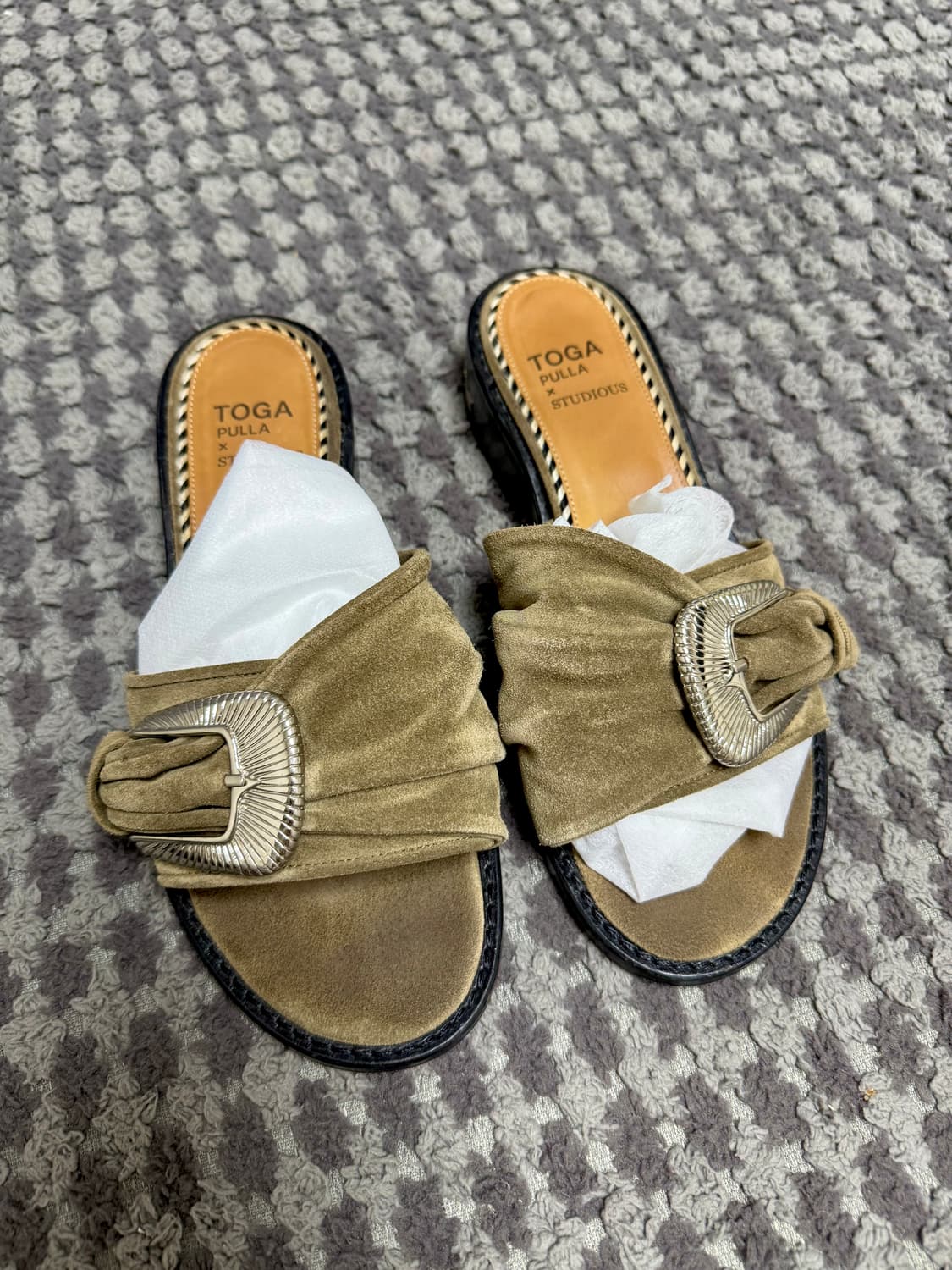 토가 풀라 스웨이드 메탈 버클 샌들 상품이미지2