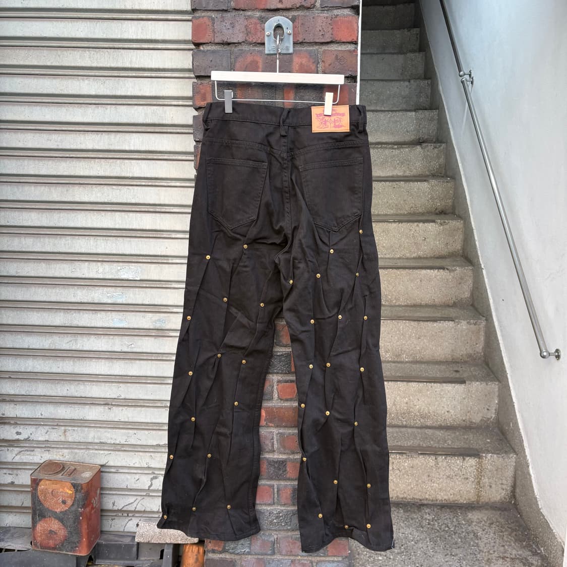 쿠시코크 블랙 멀티 리벳 데님 팬츠 상품이미지4