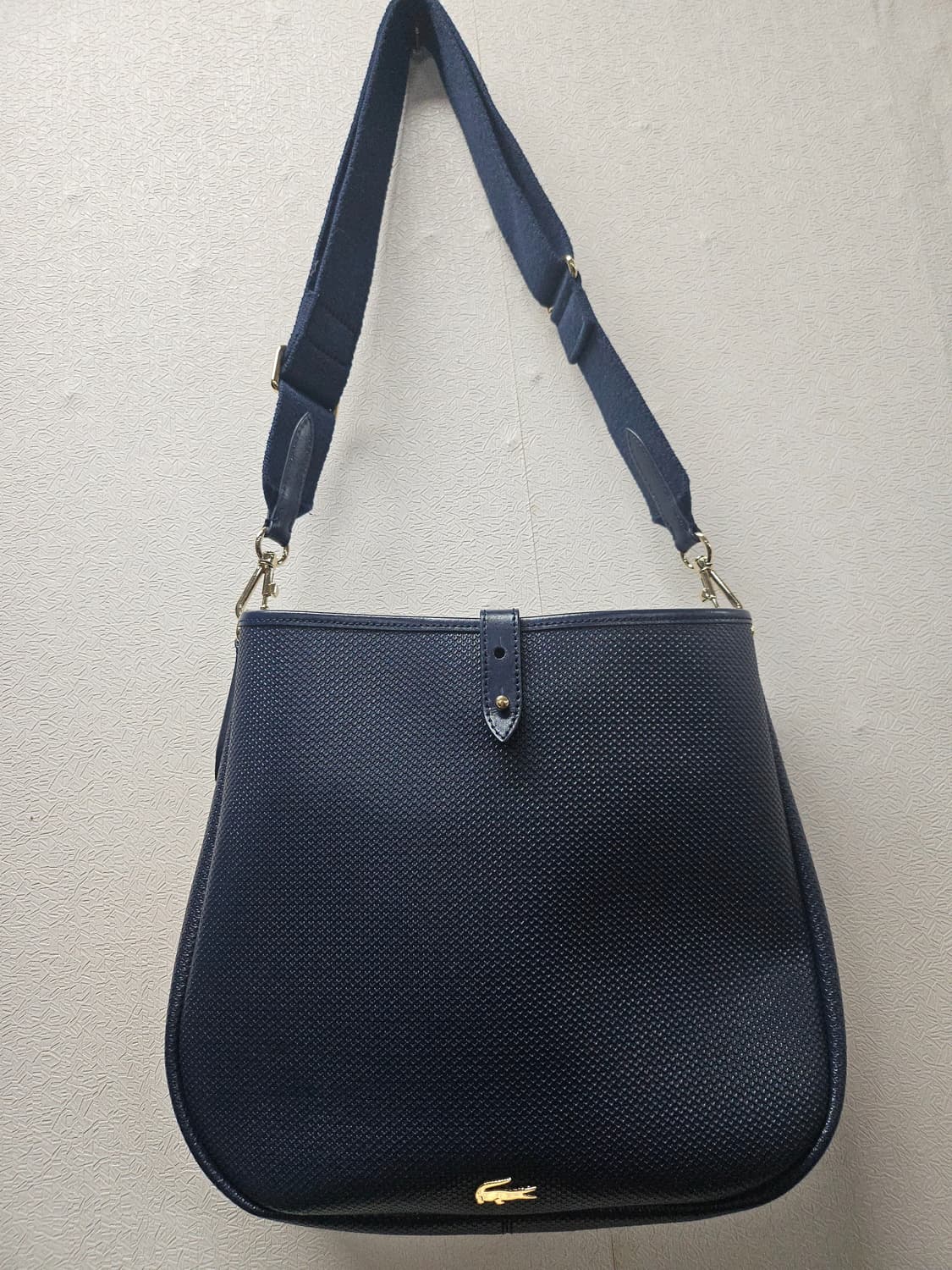 라코스테 가죽 시그니쳐 스틸 로고 크로스백 상품이미지1