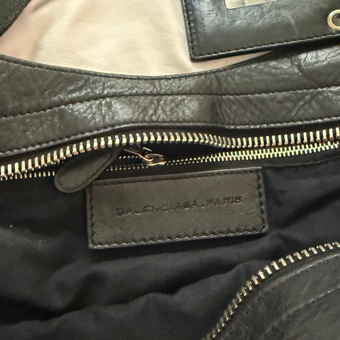 발렌시아가 모터백 블랙 미디움 상품이미지2