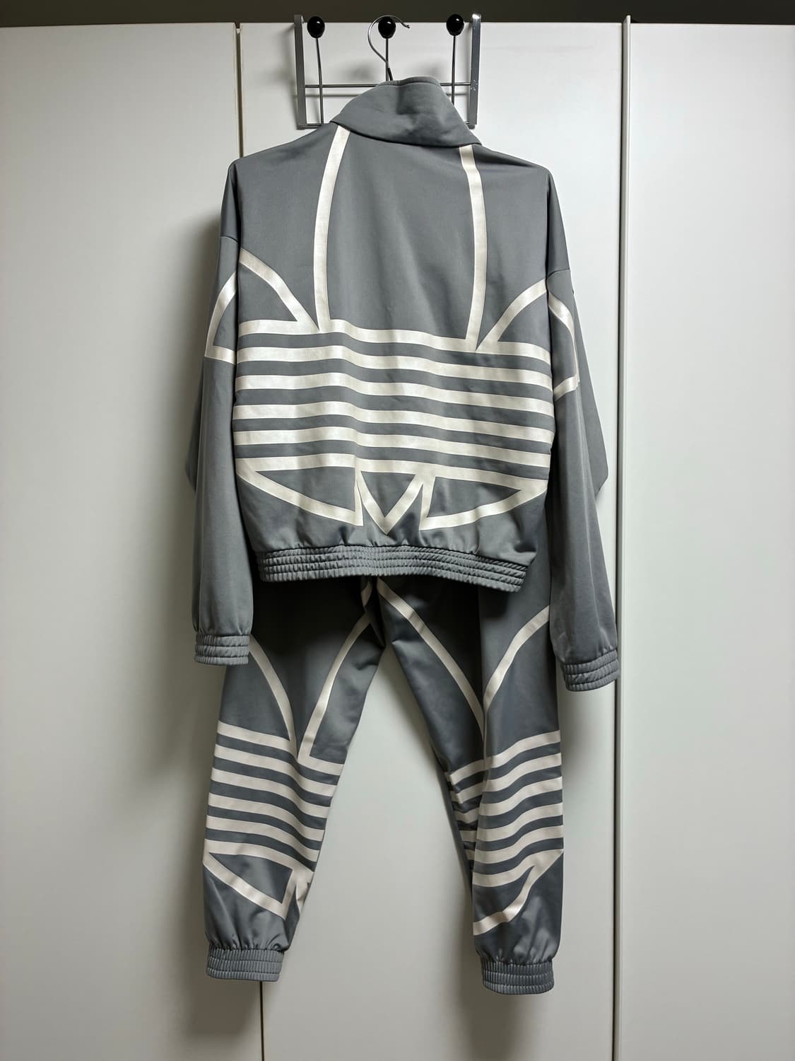 아디다스 라지 로고 트레이닝 그레이 세트 판매 상품이미지4