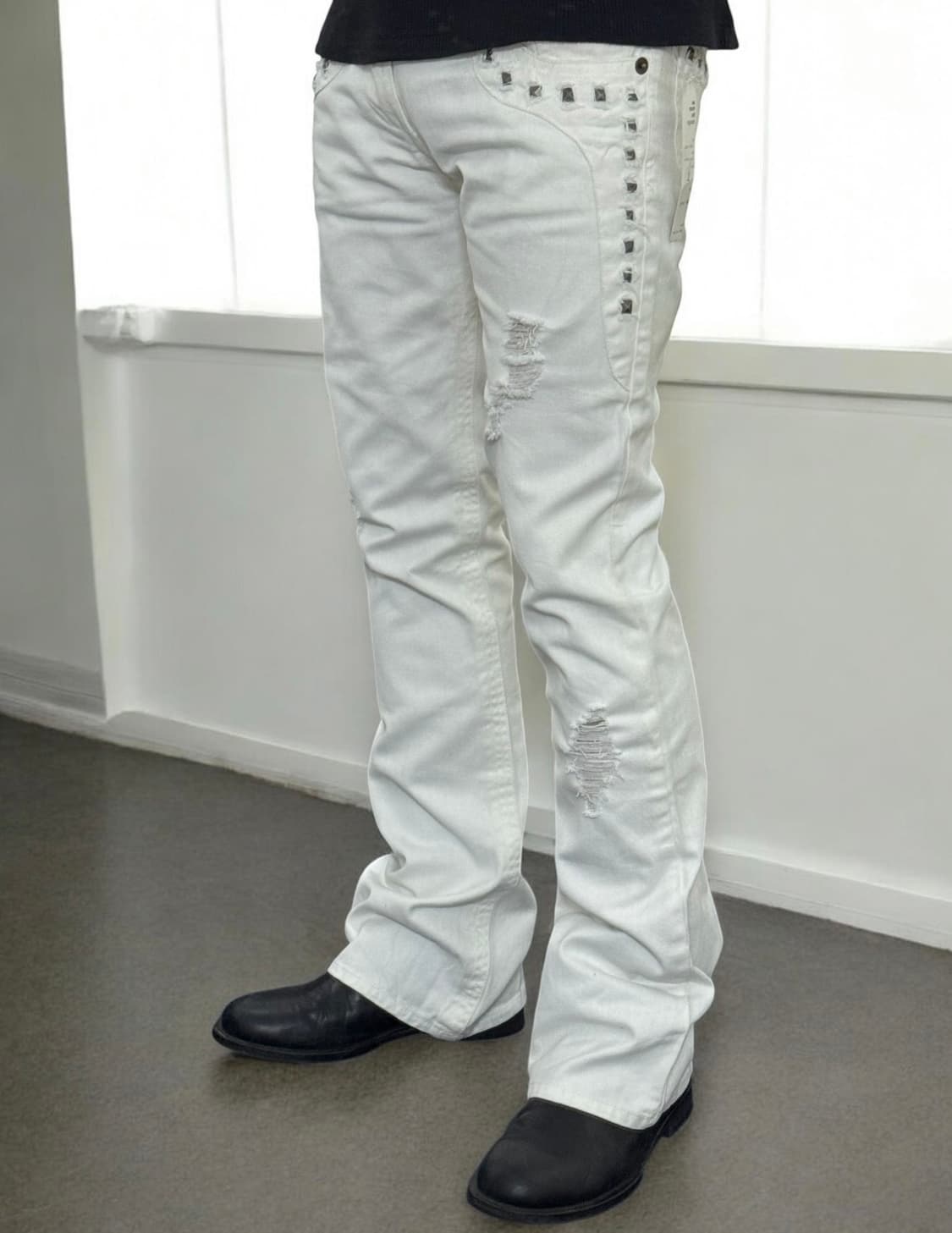 세만틱 디자인 락시크 디테일 데미지 워싱 화이트 플레어 부츠컷 데님팬츠 상품이미지1