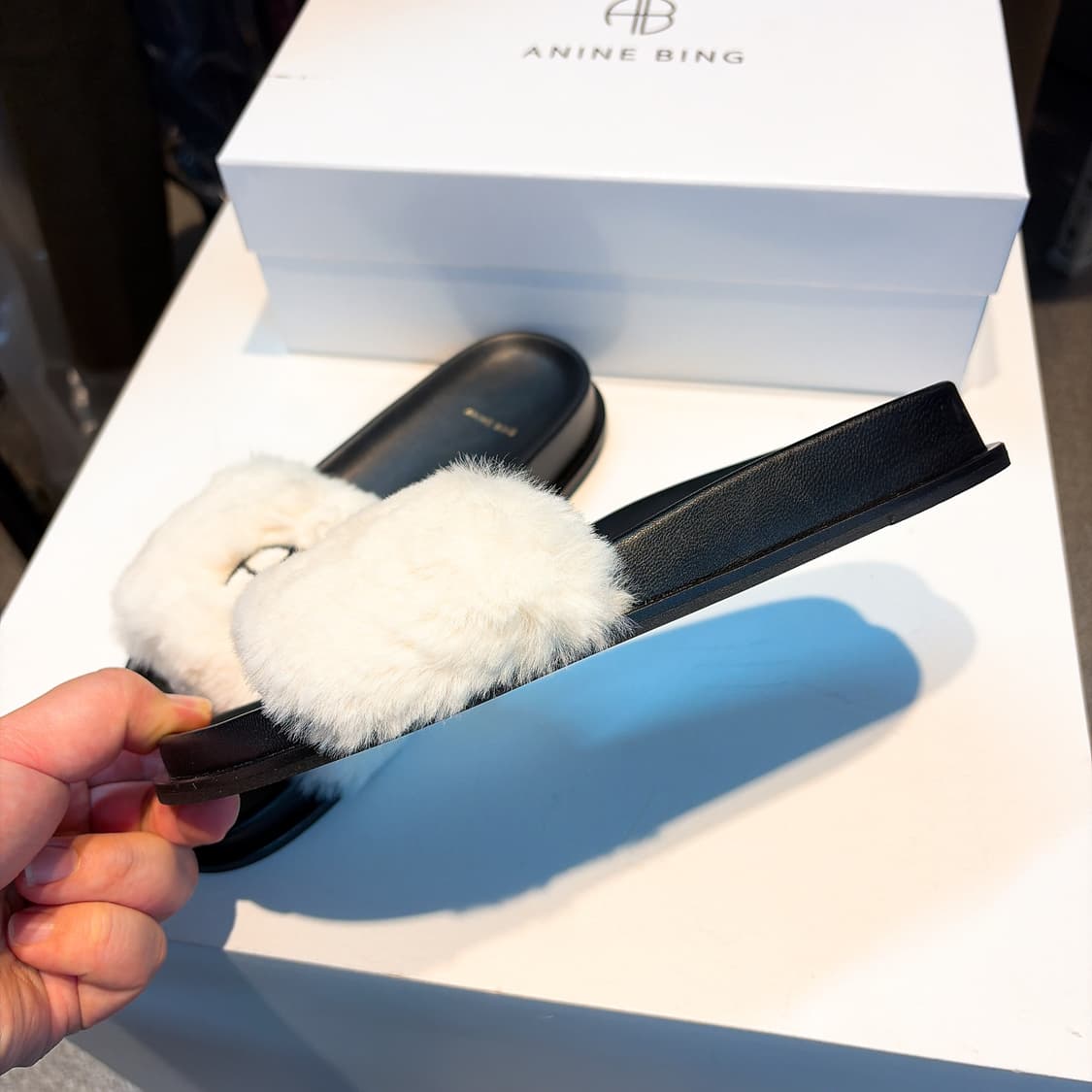 (정품/새상품) ANINE BING 애니빙 여성 화이트 퍼 슬리퍼 뮬 상품이미지4