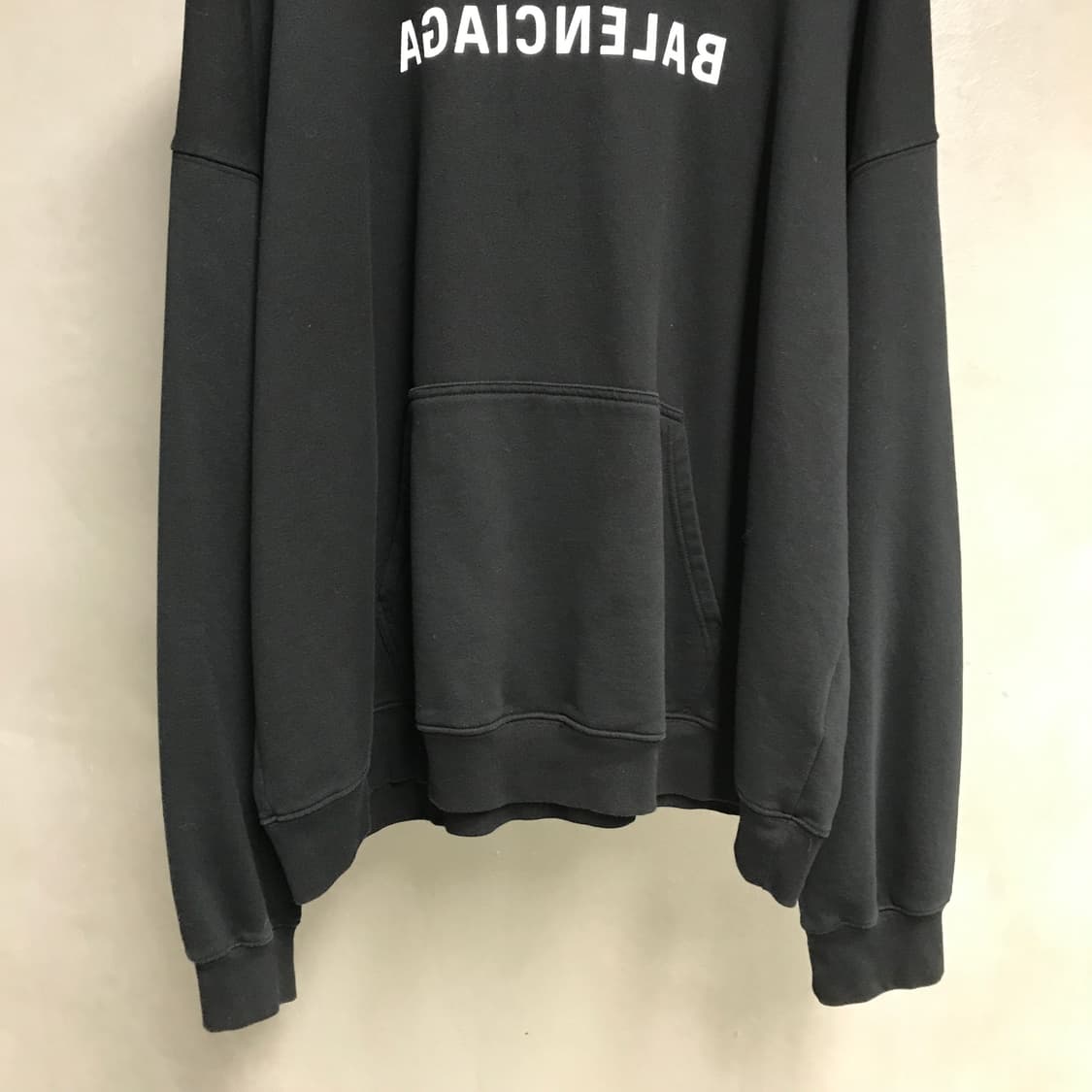 발렌시아가 로고 후드티 블랙 3 상품이미지3