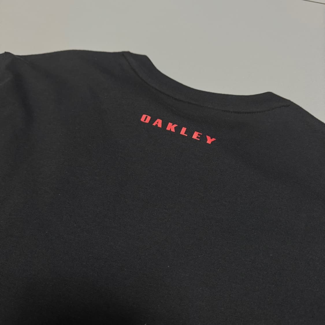오클리 (OAKLEY) 블랙컬러 프론트 입체 서클로고 코튼 크루넥 반팔 상품이미지5