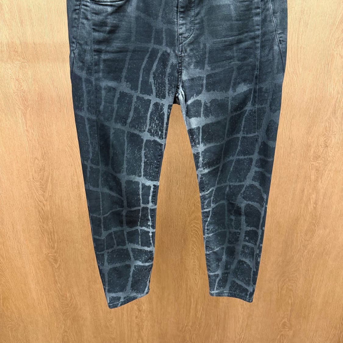 디젤 데님 팬츠 스케일 패턴 백밴딩 로고 패치 백포켓 디테일 흑청 상품이미지5