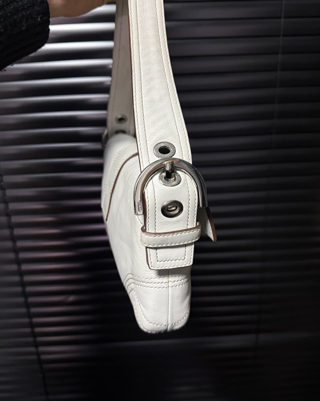 코치 버클 화이트 아이보리 가죽 바게트백 숄더백 토드백 사첼백 호보백  상품이미지6