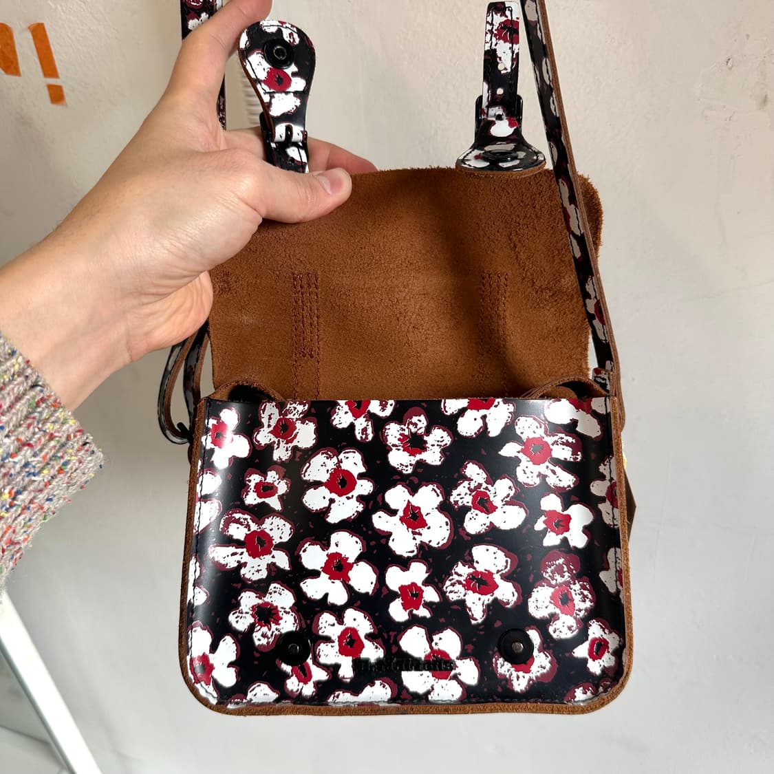 닥터마틴 플라워 프린팅 레더 사첼백 상품이미지7