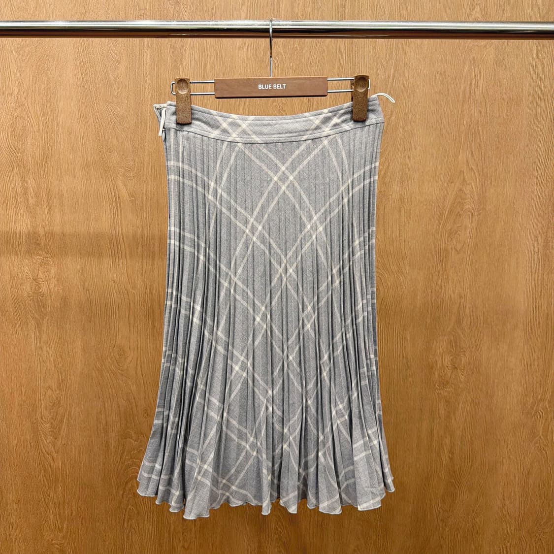 꾸레쥬 롱 플리츠 스커트 체크 패턴 디테일 플레어핏 라이트 그레이 상품이미지3