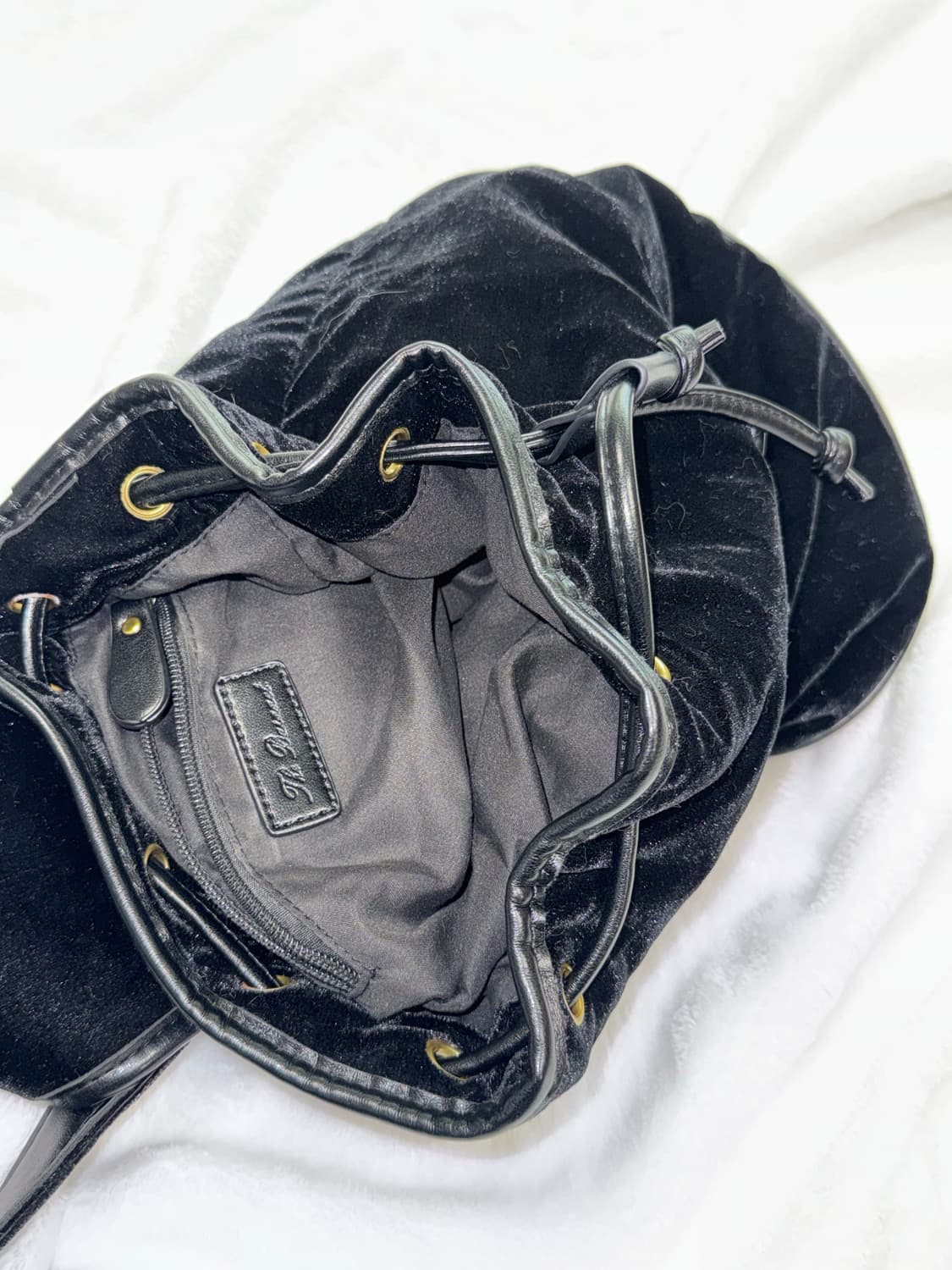 급처)더바넷 블랙 벨벳 백팩 상품이미지7