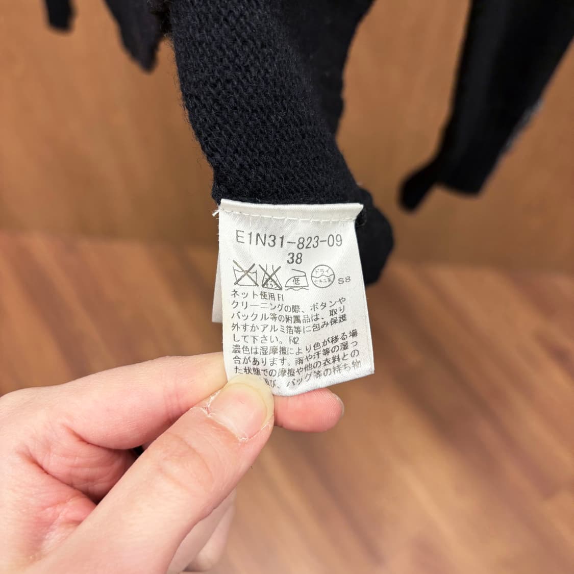 버버리 블루 라벨 라운드넥 니트 그레이 하트 로고 안타르시아 디테일 블랙 상품이미지9