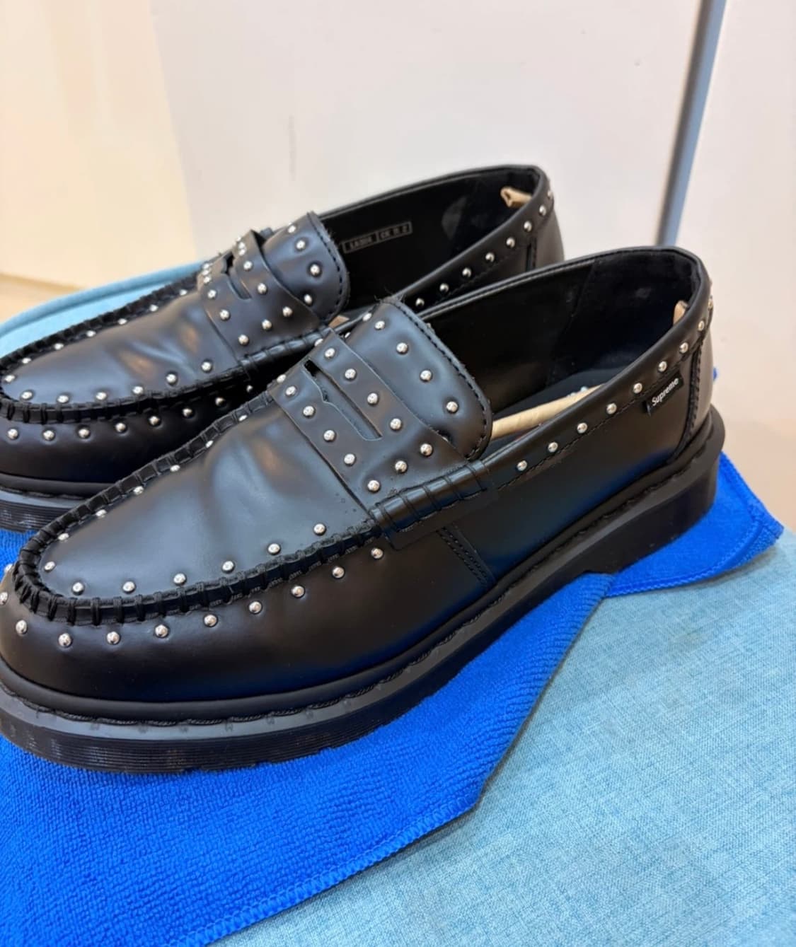 닥터마틴 슈프림 스터드 팬톤 로퍼 270 상품이미지2