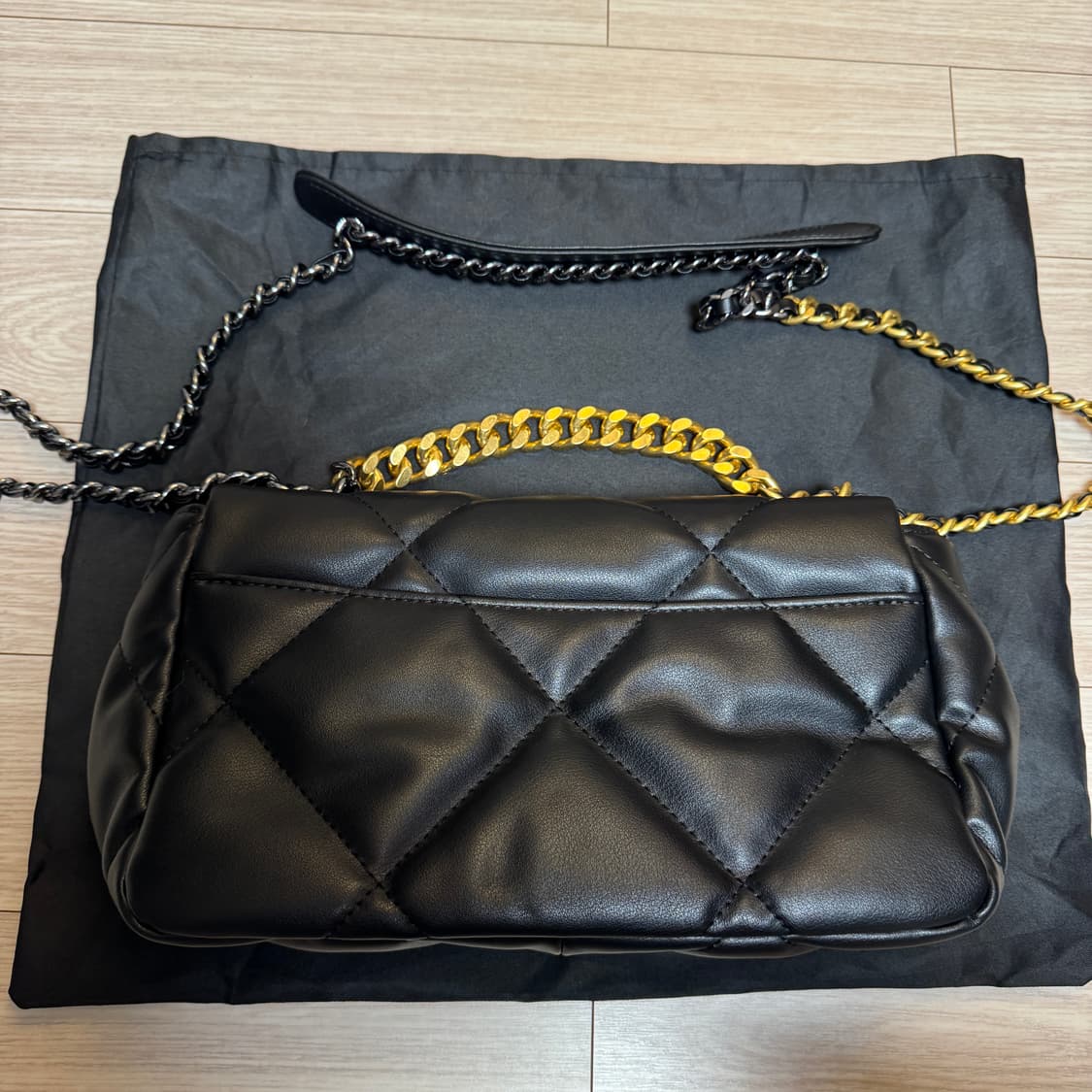 샤넬 나인틴백 미디움 상품이미지2