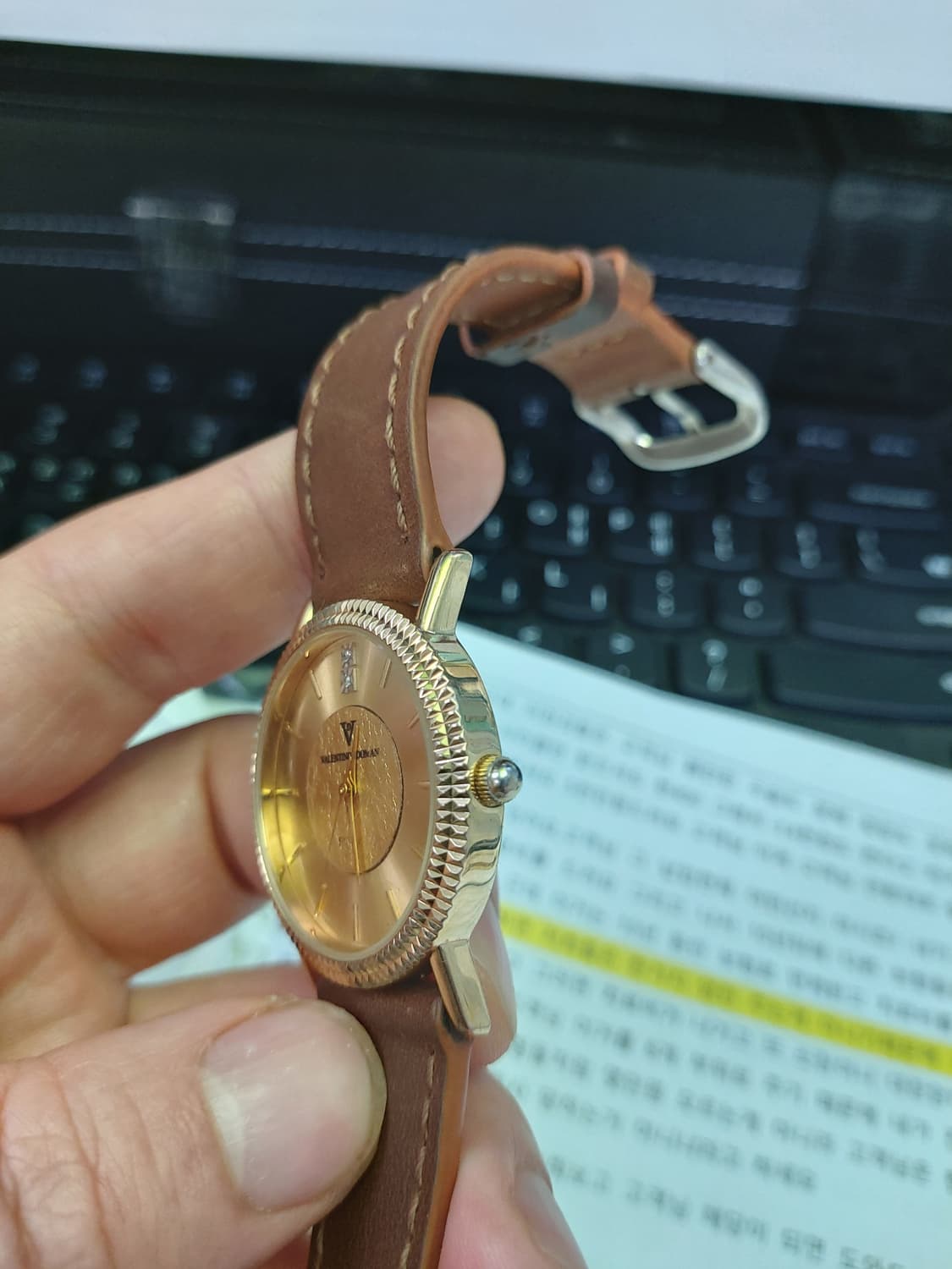 골드 색상의 발렌티노 남성 가죽 시계 상품이미지3