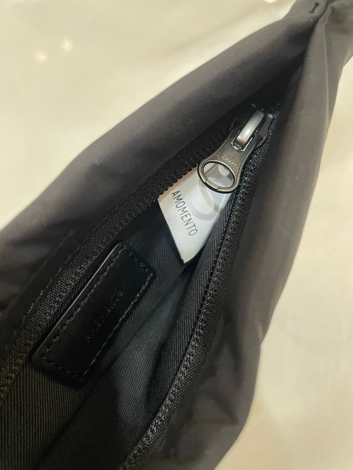 아모멘토 미니 패디드 가방 블랙 상품이미지4