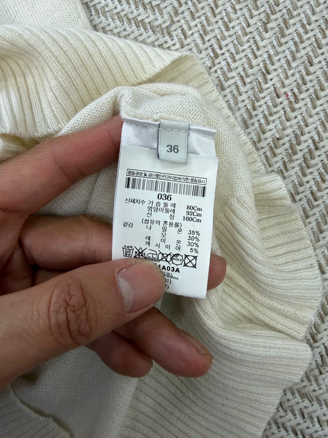 매장판정품) 피에르발망 여성 금장 버튼 터틀넥니트 36 상품이미지7