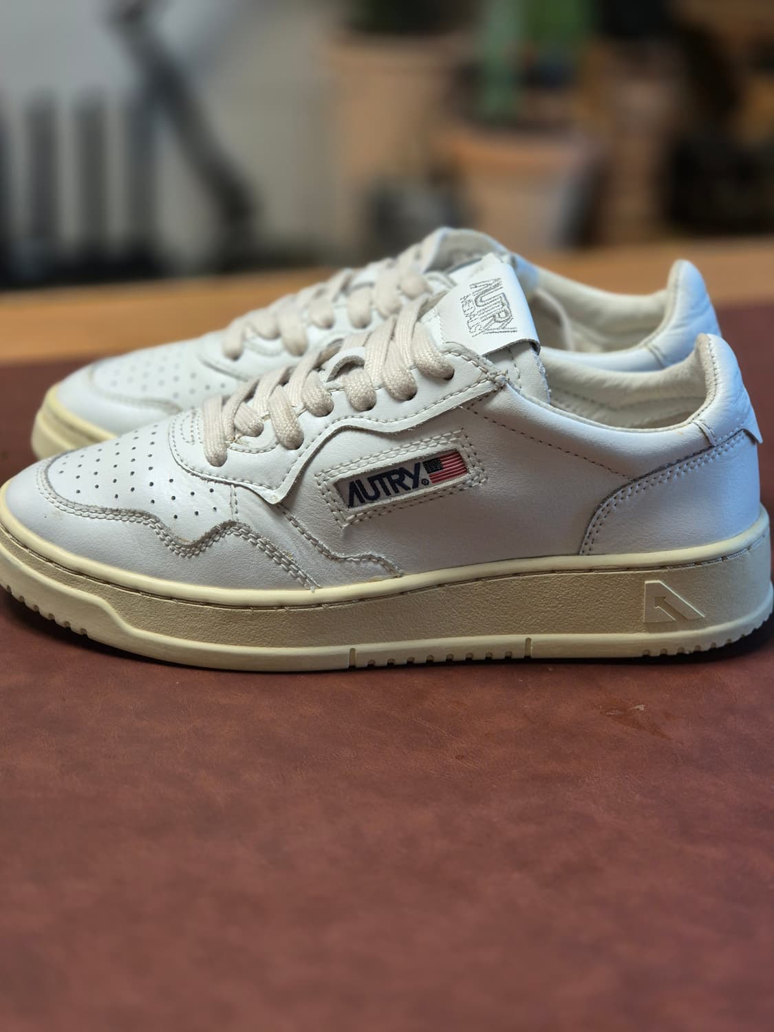 실착용2회 235-240(37) 오트리 메달리스트 로우 스니커  상품이미지1