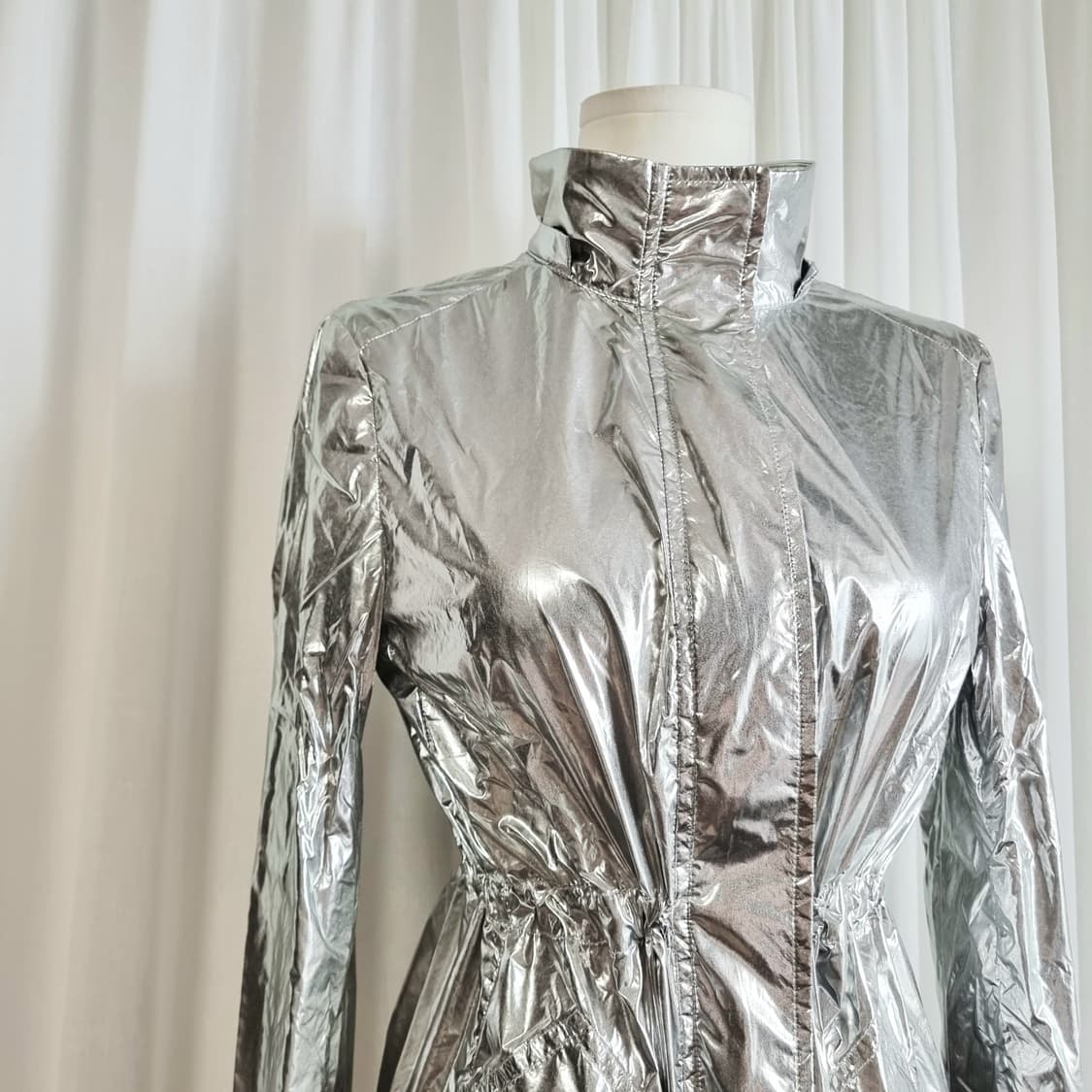 토리버치 메탈릭실버 나일론100 롱 바람막이 점퍼 자켓 (55) 상태최상 상품이미지5