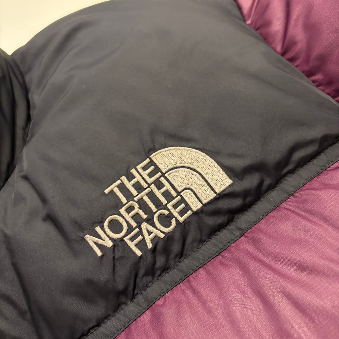[90] 노스페이스 700 구스 눕시 패딩 퍼플 블랙 B430 상품이미지4