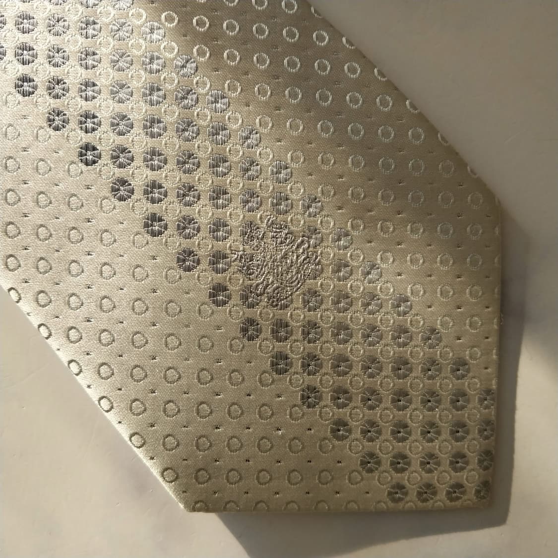 아쿠아스큐텀 실크 라이트실버 패턴 넥타이 9.1cm A+등급 K1719
 상품이미지9