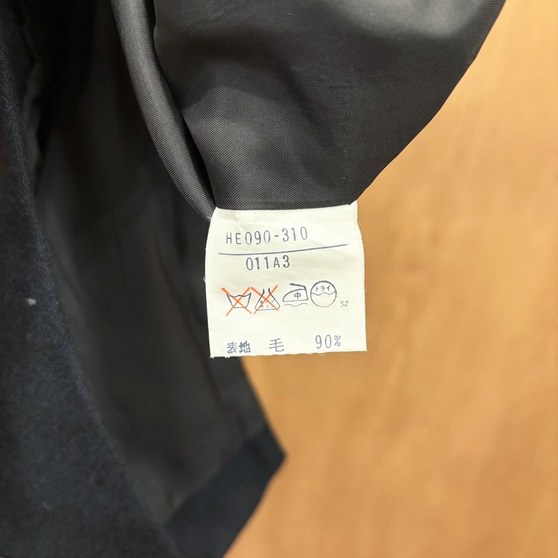 입생로랑 울 블렌드 미디 스커트 미니멀 허리 라인 셔링 버튼 디테일 블랙 상품이미지7