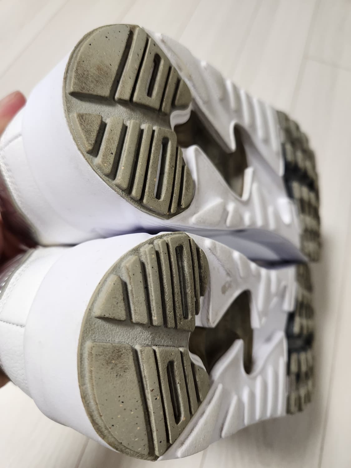 나이키 운동화 에어맥스 90 울트라 2.0 에센셜 러닝화 사이즈265

 상품이미지8