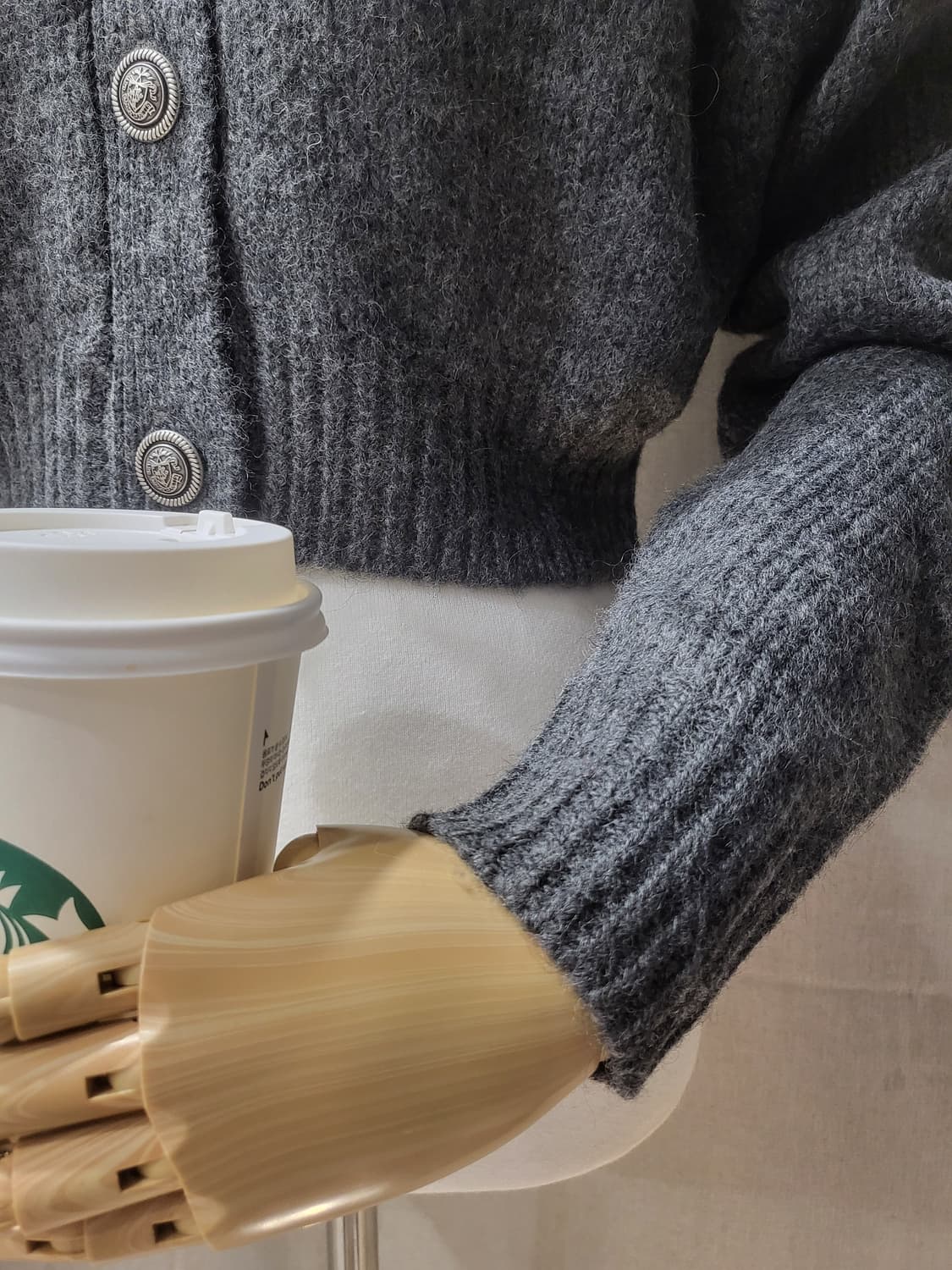 택포♦️새상품 guse 가디건 니트 블랙 그레이 화이트 스웨터 상품이미지2