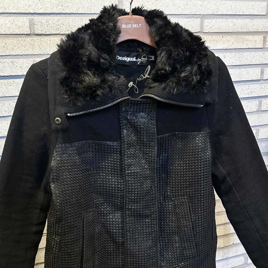 Desigual 데시구알 퍼 하프코트 엠보싱 텍스처 아트워크 디테일 블랙 상품이미지3