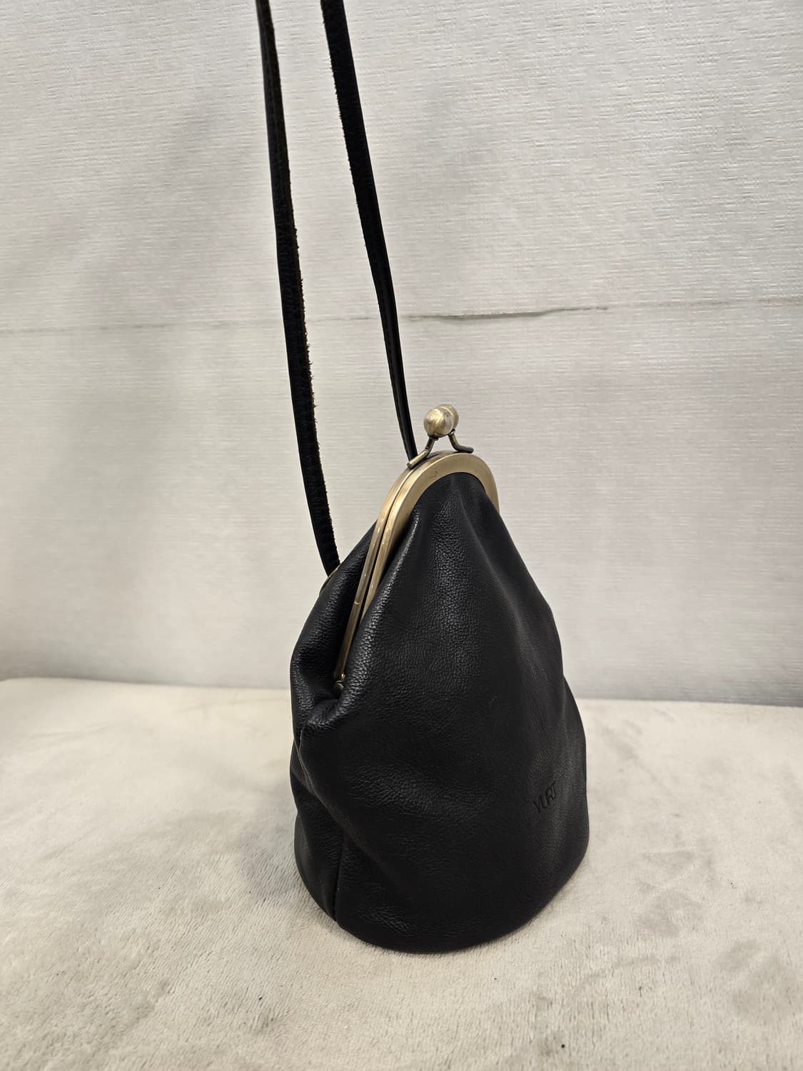 유르트 YURT 쁘아송 블랙 가죽 크로스백 가방 상품이미지3