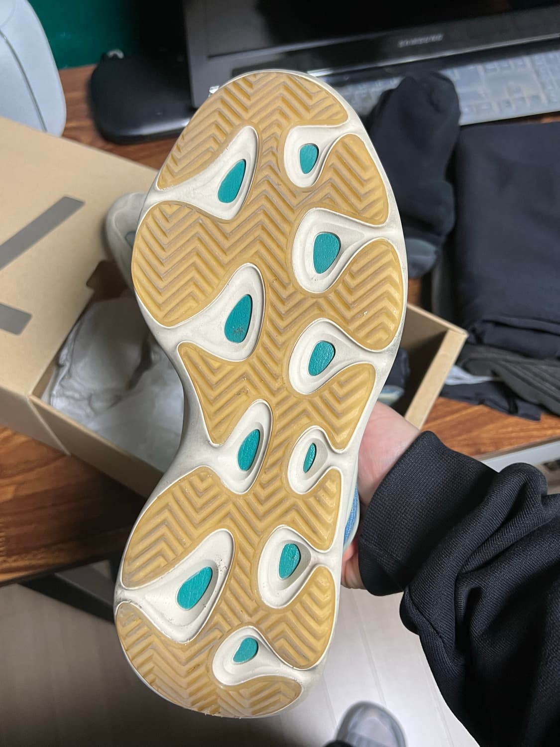 아디다스 이지 700 V3 카이아나이트 275 상품이미지4