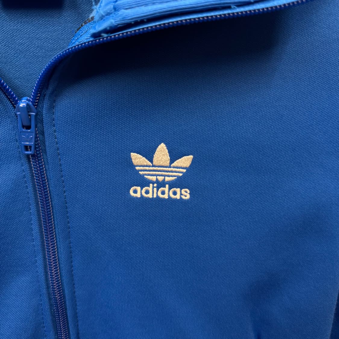 아디다스 우먼스 크롭 트랙자켓 전면 로고 포인트 블루 상품이미지5