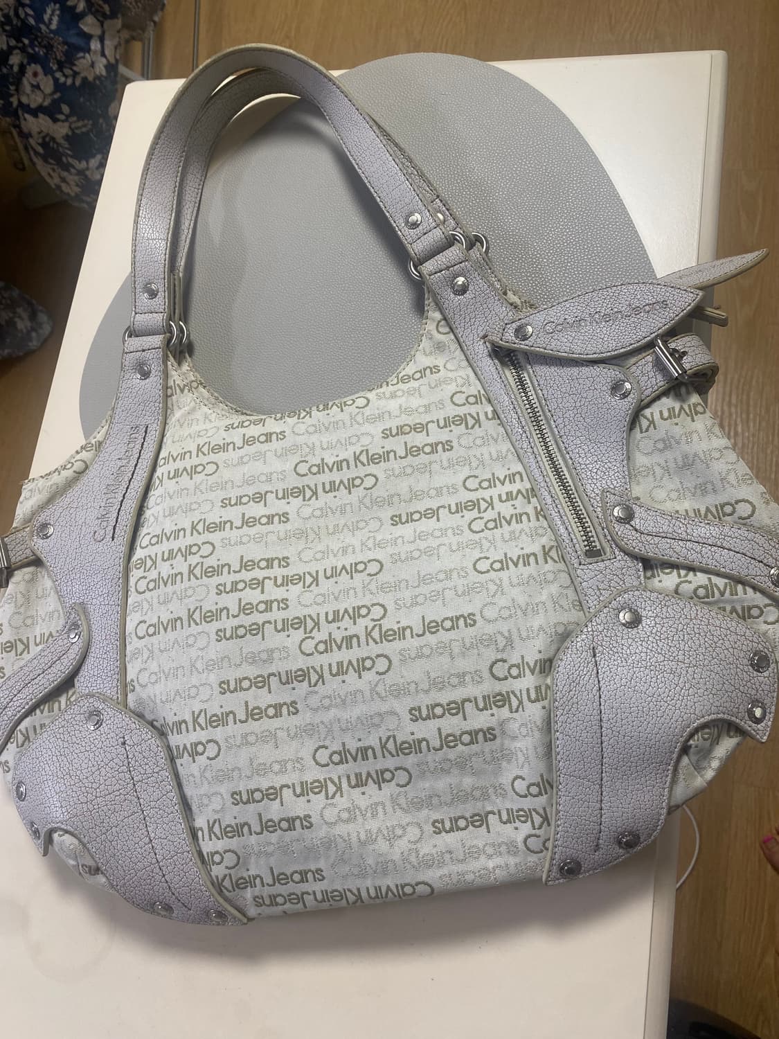 켈빈클라인 빅사이즈숄더백 (그레이앤화이트) 상품이미지5