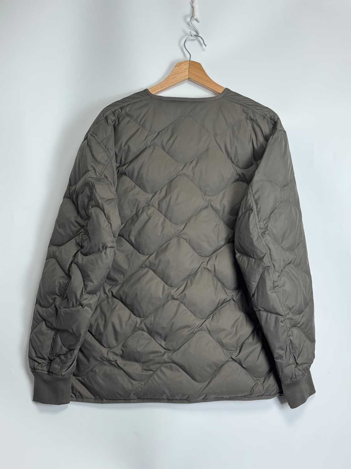 유니클로U 재팬 한정 리사이클링 경량 다운 패딩 카키 L 상품이미지3