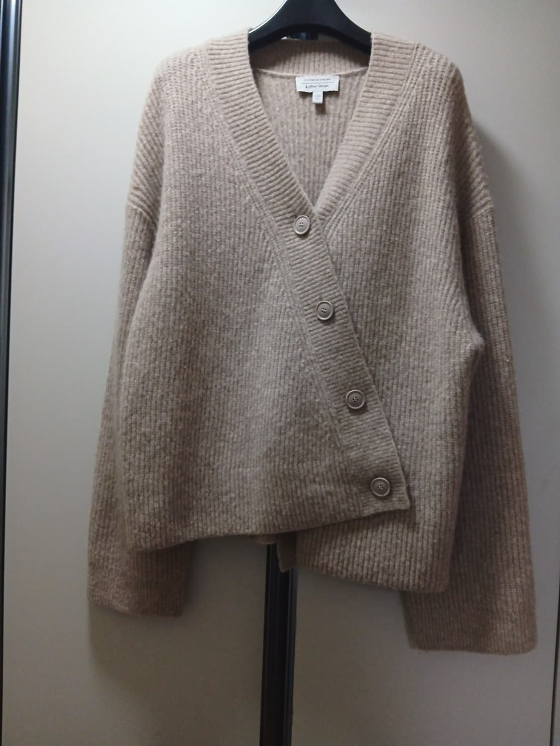 앤아더스토리즈 에이시메트릭 사선 니트 가디건 상품이미지1