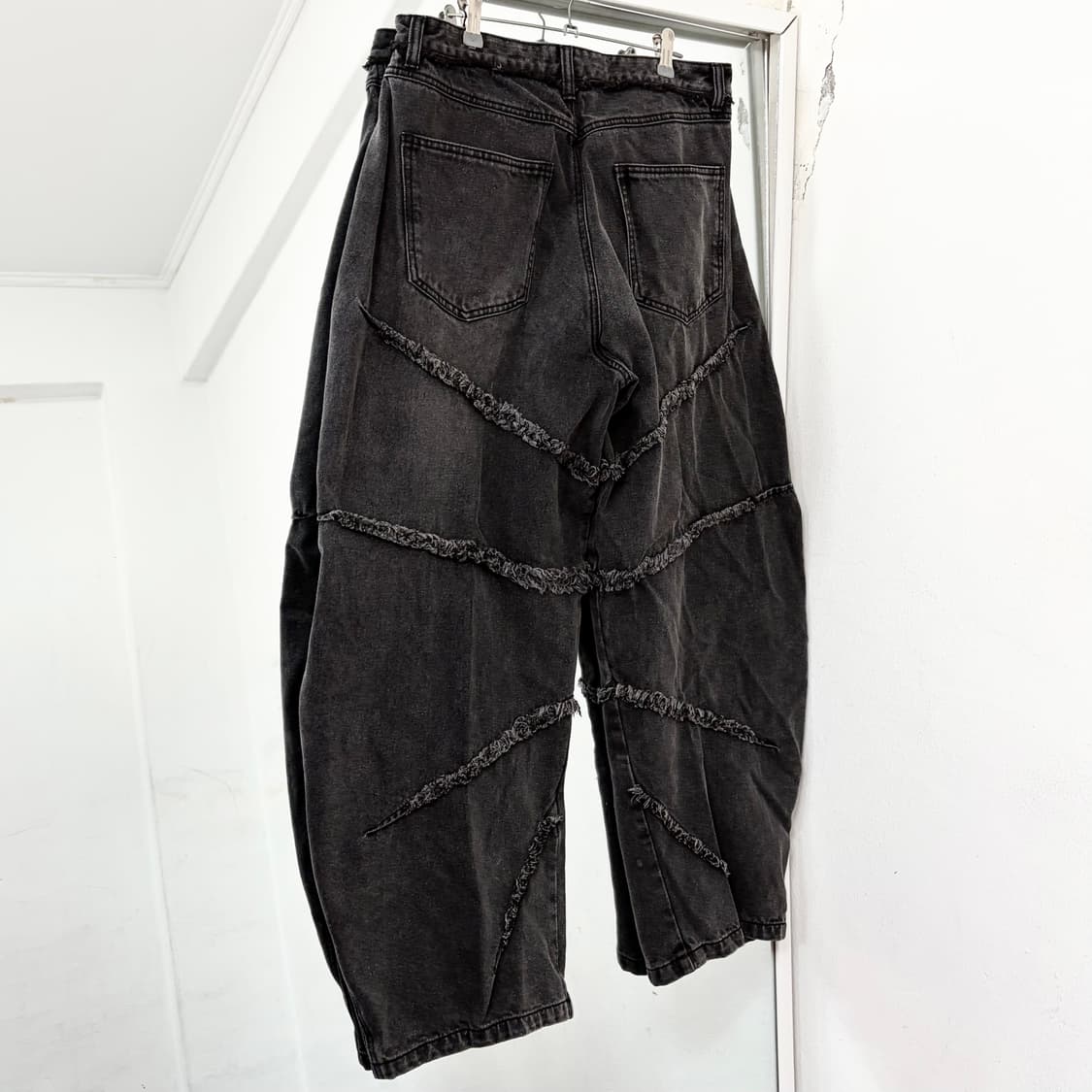 낫포너드 컷아웃 커브드 데님 팬츠 상품이미지5