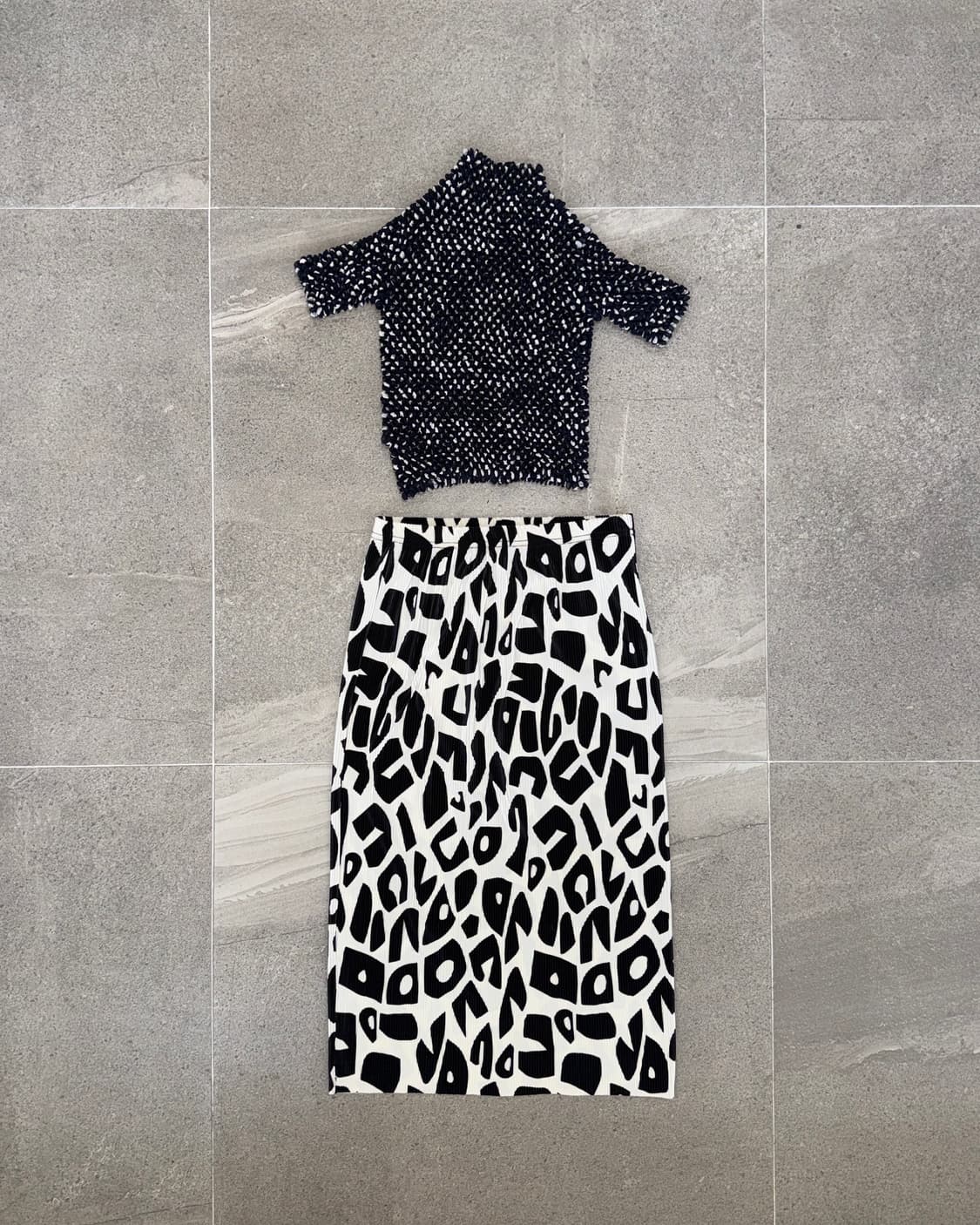 Black & white dot popcorn pleats top 상품이미지1