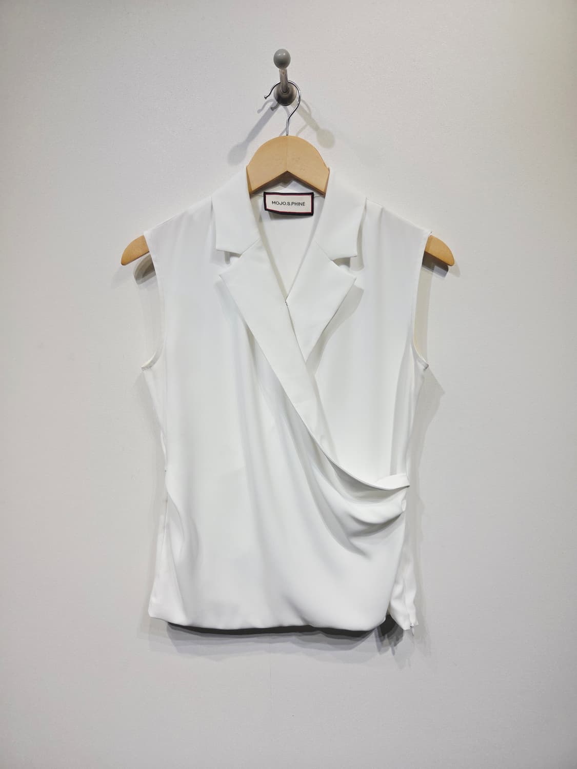 모조에스핀(MOJO.S.PHINE) 화이트 랩스타일 카라 민소매 블라우스 상품이미지2