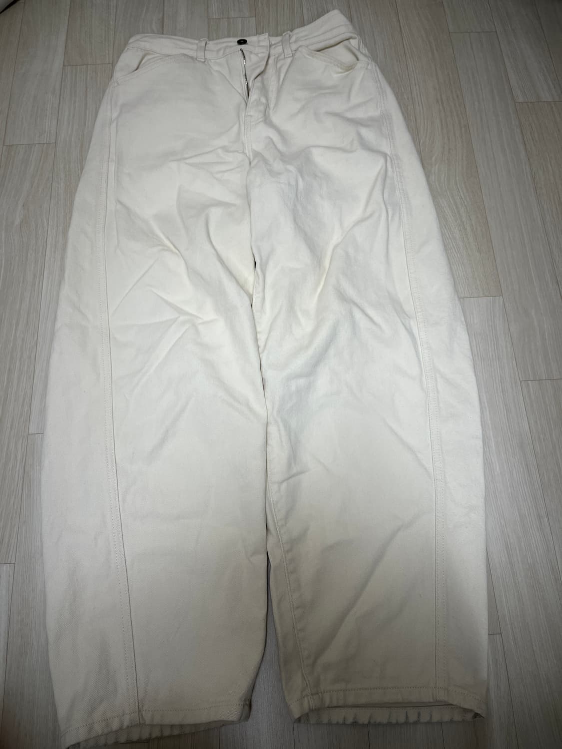 비슬로우 BALLOON FIT CURVED JEANS CREAM 크림진 상품이미지3